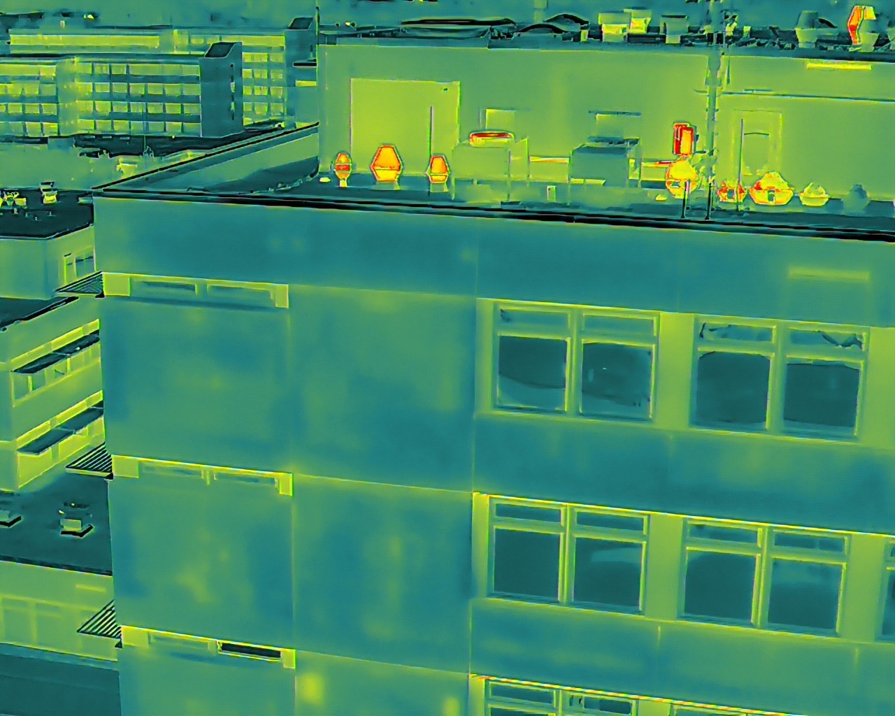 Thermografieaufnahme der Nordwand des Westturms am Physikzentrum der CAU Kiel